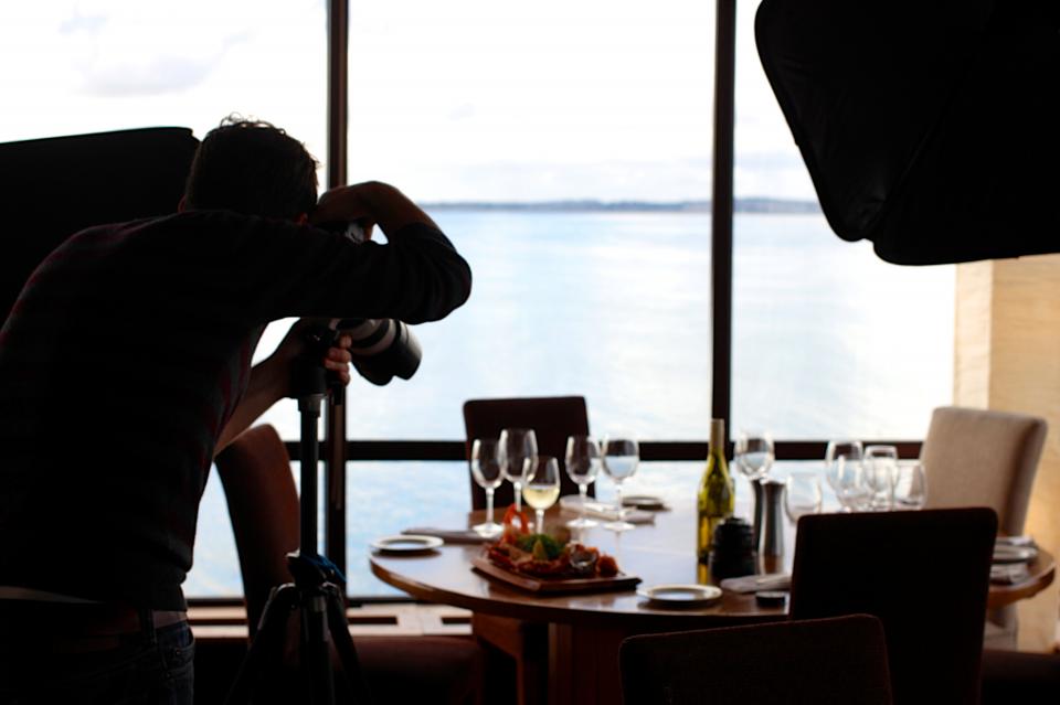wine table plates photography photographer glasses food dinner chairs camera 